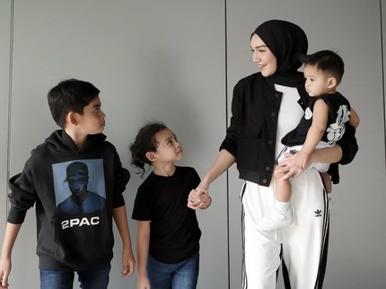 5 Potret Kehidupan Melody Prima Setelah Menikah Lagi, Punya 3 Anak & Semakin Bahagia