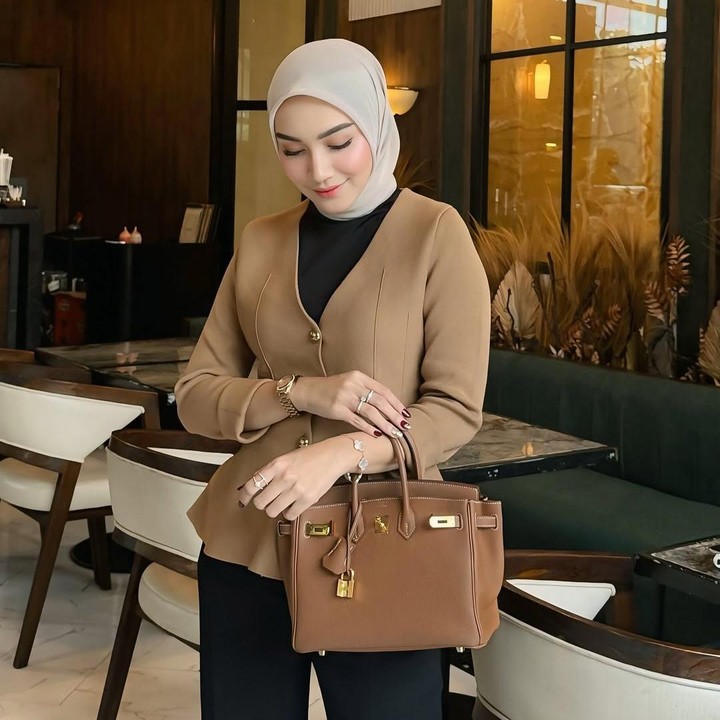 <p>Melody Prima pun mengatakan terus menerima segala cobaan yang dihadapinya dengan ikhlas dan berserah diri kepada Allah SWT. &ldquo;Bukan berarti hidupku ku enggak ada masalah, tapi aku selalu ngerasa setiap ada kesulitan pasti ada kemudahan, dan begitu pula sebaliknya. Jadi, setiap ada kesedihan atau kesenangan yang datang, aku selalu bilang dalam hati, &lsquo;Ya Allah aku terima semua hal yang sudah Engkau tetapkan, aku terima kesenangan ini berikut dengan kesedihannya juga&rsquo; (begitu juga kebalikannya),&rdquo; ungkap Melody.&nbsp;(Foto: Instagram @melodyprima)</p>