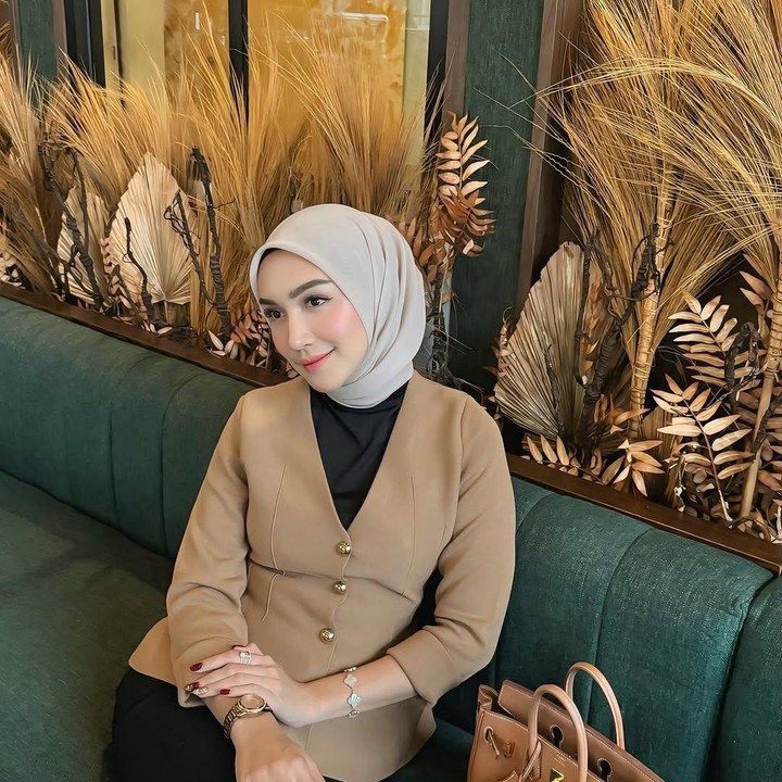 <p>Kehidupan artis Indonesia sering kali menjadi perhatian publik. Salah satunya adalah Melody Prima yang kini tengah menikmati perannya sebagai istri dan Bunda dari tiga anak. (Foto: Instagram @melodyprima)</p>