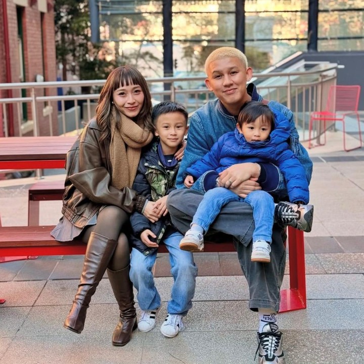 <p>Melalui akun Instagram pribadi, Rinni kerap membagikan momen Nord dan Clef menghabiskan waktu dengan sang Ayah, Jevin Julian. Tak jarang juga mereka terlihat<em> quality time</em>&nbsp;dengan cara yang enggak biasa, yaitu bikin <em>beat</em> musik bersama. (Foto: Instagram @rinni_w)</p>