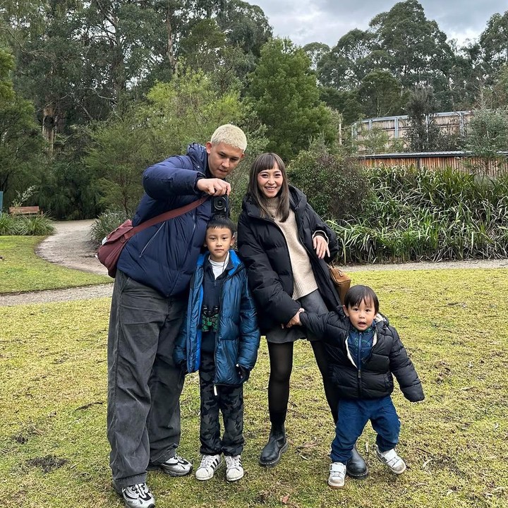 <p>Momen bersama anak memang selalu menjadi hal paling asyik ya, Bunda. Seperti yang dilakukan pasangan musisi Rinni Wulandari dan Jevin Julian, yang kini tengah menikmati hari-harinya bersama dua putra tampan mereka, Nord Kiano Julian dan Clef Kiora Julian. (Foto: Instagram @rinni_w)</p>