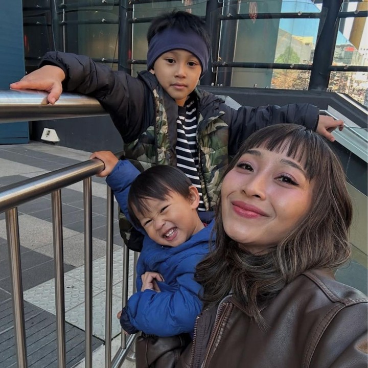 <p>Nord lahir pada 19 Februari 2018 dan kini sudah berusia tujuh tahun. Sementara anak keduanya, Clef, lahir pada 10 April 2023 dan baru menginjak usia dua tahun, Bunda. Meski terpaut usia yang cukup jauh, keduanya selalu terlihat akur dalam berbagai momen manis keluarga. (Foto: Instagram @rinni_w)</p>