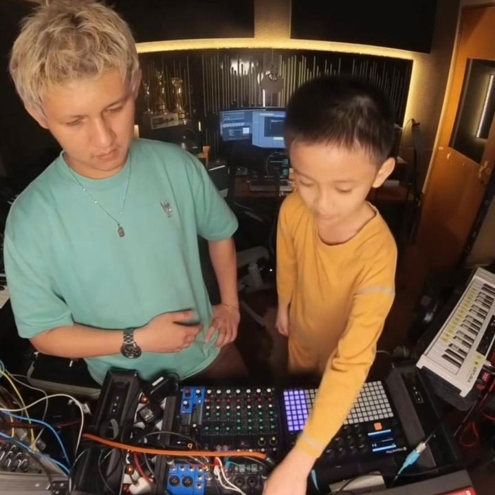 <p>Belum lama ini, Nord tampak asyik membuat beat musik bersama sang Ayah. Nord menyebut berbagai instrumen seperti <em>bass drum</em>, <em>snare</em>, hingga<em> hi-hat</em>, lalu berdiskusi dengan Jevin soal tempo dan posisi suara. Dengan polosnya Nord berkata, &ldquo;Kayaknya aku harus mendengarnya terlebih dahulu&rdquo;. Setelah sedikit mengatur temponya, akhirnya <em>beat</em> buatan Nord pun selesai dan terdengar keren, Bunda. "<em>It's fire whoa,</em> <em>its actually fire</em>, seribu per sepuluh dari aku," ucap Jevin. (Foto: Instagram @jevinjulian)</p>