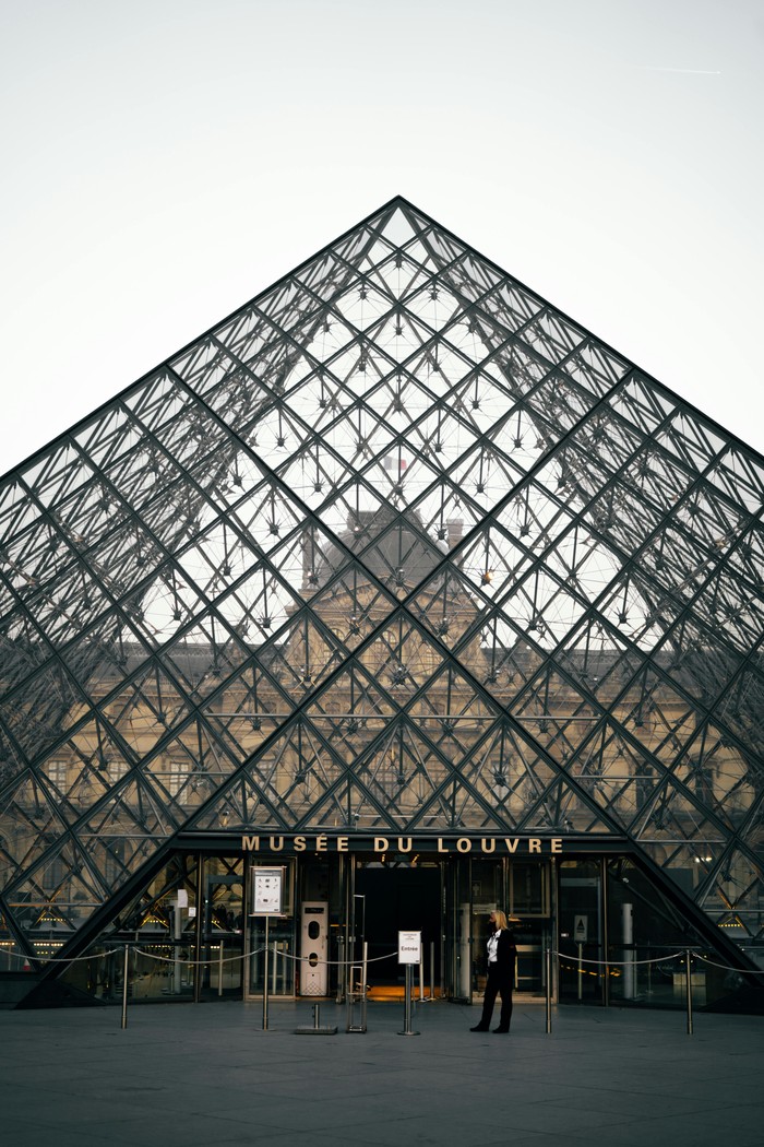 Empat tersangka pencurian Museum Louvre ditahan. Tersangka tidak terafilisasi organisasi kriminal profesional.