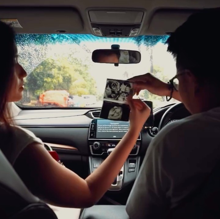 <p>Di video ini, Ochi juga mem-<em>posting</em> momennya bersama sang suami saat mengumumkan kehamilan pertama. Tak seperti pasangan pada umumnya, Ochi membagikan kabar bahagia ini dengan cara unik. Ia dan sang suami duduk di kursi depan mobil dan menunjukkan foto hasil USG seperti sedang bertukar barang. (Foto: Instagram @ochi24)</p>