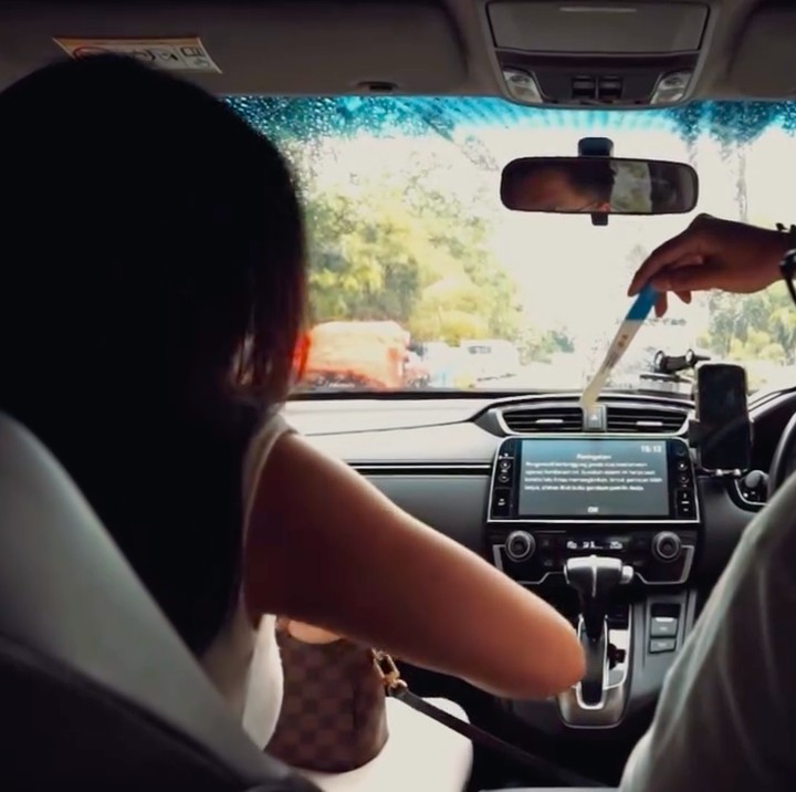 <p>Selain foto hasil USG, keduanya juga memamerkan test pack positif. Alih-alih menunjukkan reaksi bahagia, keduanya terlihat seperti sedang berinteraksi layaknya tidak terjadi apa pun, Bunda. (Foto: Instagram @ochi24)</p>