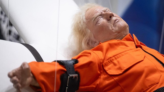 Patung realistis Donald Trump mengenakan baju tahanan dan disalibkan memicu perdebatan di Swiss.