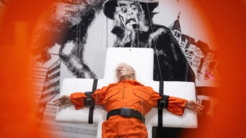 FOTO: Patung Donald Trump Berbaju Tahanan Disalib Nongol di Swiss