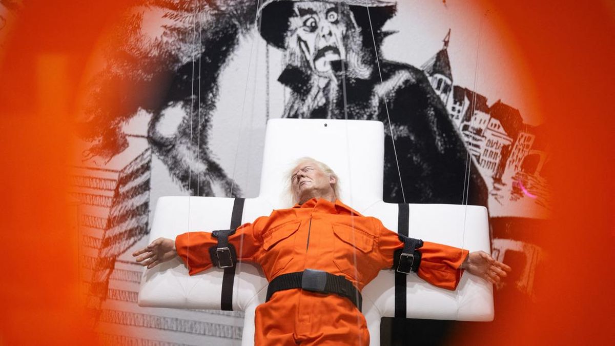 Foto: Patung Donald Trump Berbaju Tahanan Disalib Nongol Di Swiss