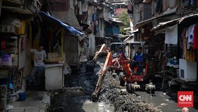 FOTO: Pengerukan Kali Anak Krukut di Kawasan Padat Penduduk