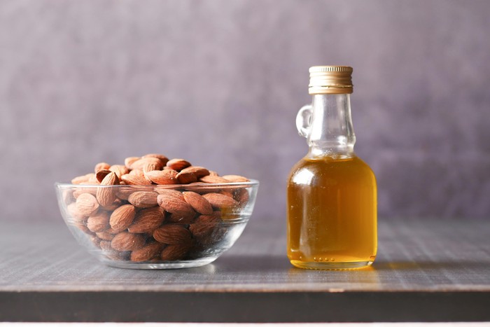 Minyak almond kaya akan Vitamin E yang dapat melembapkan dan memperbaiki tekstur kulit.