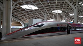 Sejumlah calon penumpang menunggu kedatangan kereta cepat Whoosh di peron Stasiun Halim, Jakarta, Selasa (4/11/2025). Presiden Prabowo Subianto optimistis polemik utang proyek Kereta Cepat Jakarta Bandung alias Whooshdapat teratasi. (CNN Indonesia/Ad