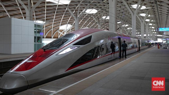 PT KCIC mencatat ribuan wisatawan Malaysia naik Kereta Cepat Jakarta-Bandung (Whoosh) selama masa angkutan Natal dan Tahun Baru (Nataru) 2025/2026.