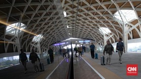 Sejumlah calon penumpang menunggu kedatangan kereta cepat Whoosh di peron Stasiun Halim, Jakarta, Selasa (4/11/2025). Presiden Prabowo Subianto optimistis polemik utang proyek Kereta Cepat Jakarta Bandung alias Whooshdapat teratasi. (CNN Indonesia/Ad