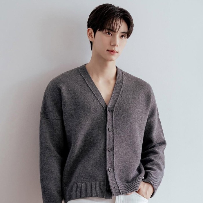 Lee Chae Min menjadi aktor muda yang namanya naik daun di tahun 2025. Melambungnya nama sang aktor diawali dengan melejitnya drama Bon Appetit, Your Majesty.