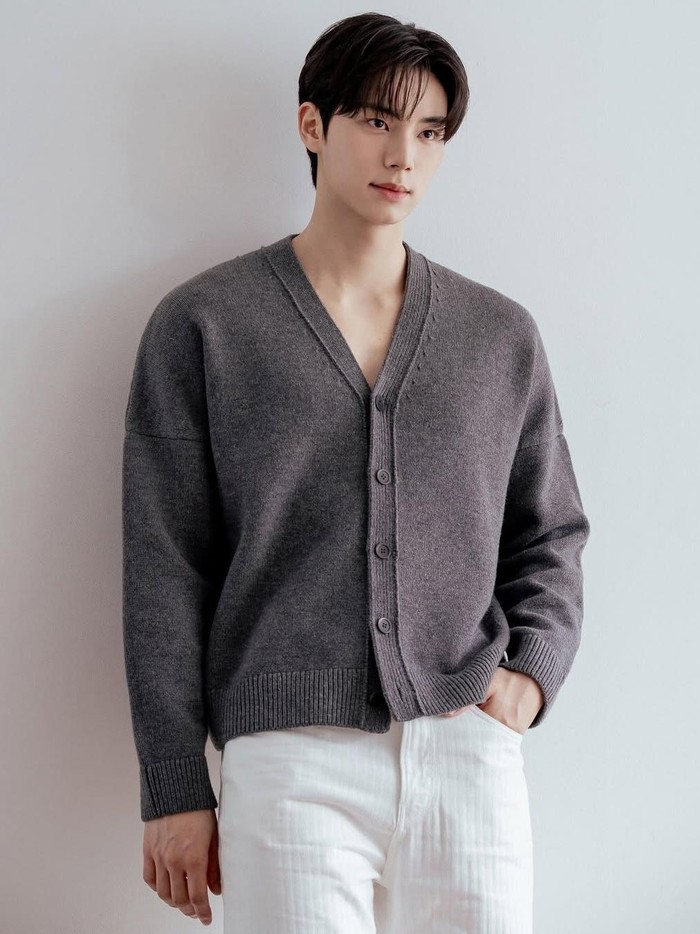 Lee Chae Min menjadi aktor muda yang namanya naik daun di tahun 2025. Melambungnya nama sang aktor diawali dengan melejitnya drama Bon Appetit, Your Majesty.