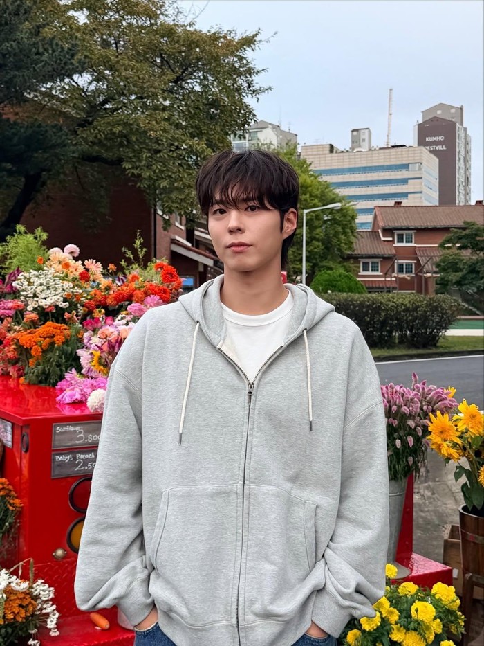 Park Bo Gum selalu memiliki ruang istimwa di kalangan publik setiap tahunnya melalui sederet proyek aktingnya yang melejit. Selain itu, pesona murni dan kepribadian hangat sang aktor juga menjadi faktor terbesar kepopulerannya yang berlanjut di tahun 2025.