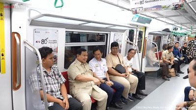 Prabowo Jajal Naik KRL dari Stasiun Manggarai ke Tanah Abang Baru
