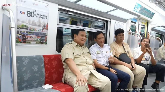 Presiden Prabowo mengatakan pembangunan Kereta Cepat Whoosh akan dilanjutkan hingga mencapai Banyuwangi.