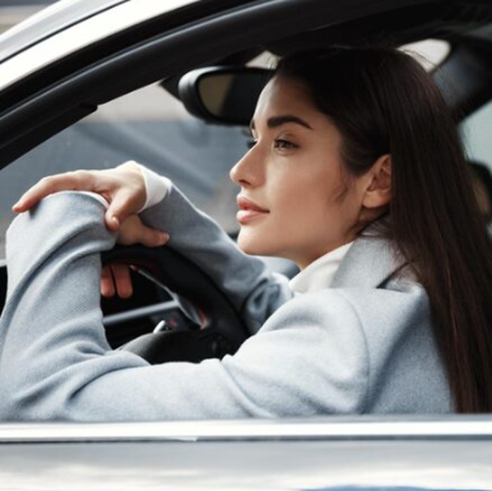 Saat terjebak macet sebaiknya hindari downscrolling. Konten audio atau dengan memperhatikan sekitar jadi pilihan lebih baik/Foto: freepik.com/lookstudio