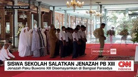 VIDEO: Siswa Sekolah Salatkan Jenazah Raja Keraton Surakarta