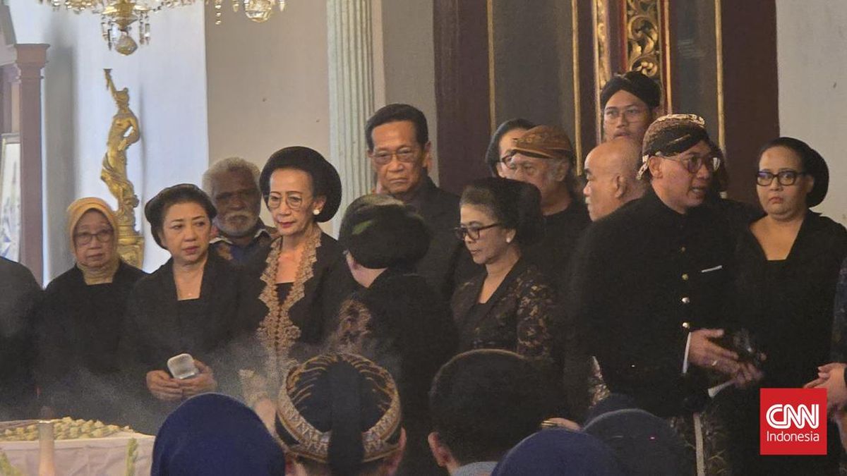 Sultan Jogja Melayat Pakubuwono XIII di Solo