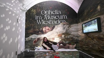 FOTO: Swifties Serbu Museum di Jerman Demi Lihat Lukisan Ophelia