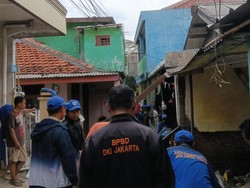 Tanah di Jaktim Ambles Saat Warga Bangun Pagar, 3 Rumah Terdampak