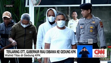 VIDEO: Terjaring OTT, Gubernur Riau Dibawa ke Gedung KPK