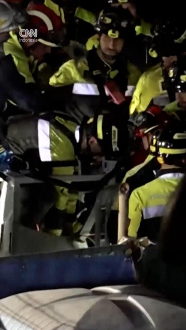 Momen Evakuasi Korban Reruntuhan Menara Bersejarah di Roma