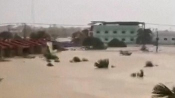 Banjir imbas Topan Kalmaegi Rendam Rumah Warga Cebu di Filipina