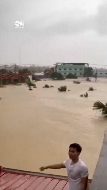 Banjir imbas Topan Kalmaegi Rendam Rumah Warga Cebu di Filipina