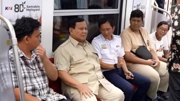 Momen Prabowo Jajal KRL dari Stasiun Manggarai ke Tanah Abang Baru