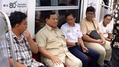 Momen Prabowo Jajal KRL dari Stasiun Manggarai ke Tanah Abang Baru