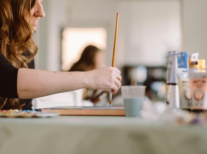 Hobi yang tidak perlu menggunakan gadget bisa dilakukan selama melakukan detoks digital. Sebut saja seperti berolahraga, melukis, membaca, dan lain sebagainya.