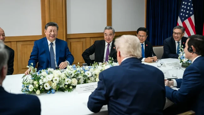 Gedung Putih merilis foto Presiden Xi Jinping girang dan tertawa lepas saat bertemu Presiden Amerika Serikat Donald Trump di Korea Selatan.