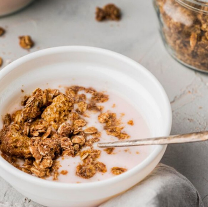 Yogurt dan granola bisa jadi pilihan snack yang sehat dan menyenangkan. Cocok jadi teman di jalan saat macet/Foto: freepik.com/freepik