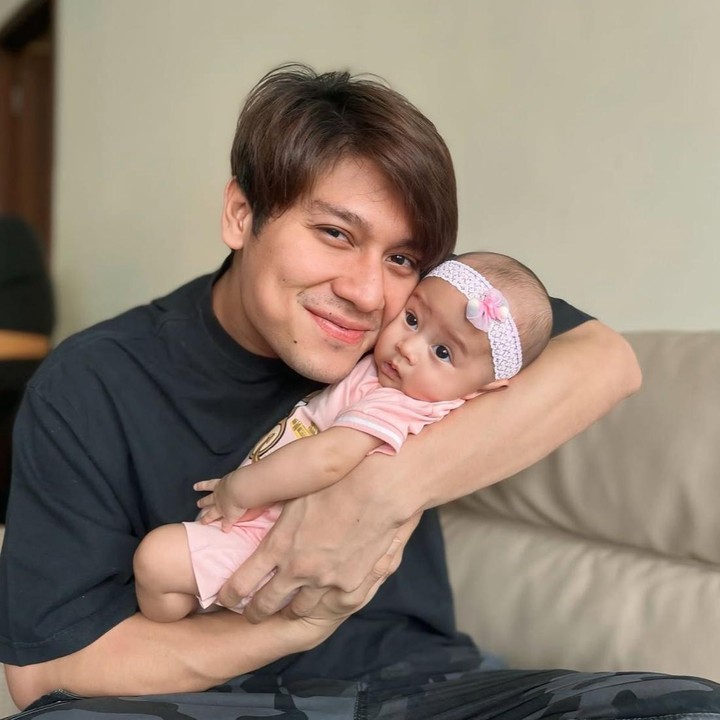 <p>Setelah menikah dengan Lesti Kejora, Rizky Billar sudah memiliki dua orang anak. Si bungsu, Leshia Tivana Billar lahir pada 25 Januari 2025 dan kini sudah menginjak usia 9 bulan. Lewat unggahannya di Instagram, Rizky Billar terlihat sangat gemas saat mengasuh Si Kecil, Bunda. <em>&ldquo;Emesh anet cii canciknya achuu cayangnya achuu embemnya atchuu kembarannya atchuu aw,&rdquo;</em> katanya melalui Instagram. (Foto: Instagram @rizkybillar)</p>
