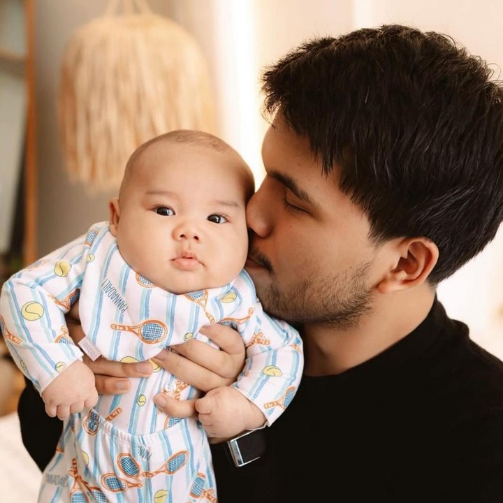<p>Setelah menikah dengan Aaliyah Massaid pada 26 Juli 2024, Thariq Halilintar kini sudah dikaruniai seorang putra yang bernama Ahmad Arash Omara Thariq atau akrab disapa <em>Baby</em> Arash. Sejak Si Kecil lahir, Thariq terlihat sangat aktif membantu mengurus putranya itu, bahkan ia tak segan memandikan dan mengganti popoknya. Kini <em>Baby</em> Arash sudah menginjak usia 4 bulan dan Thariq tetap setia mendampingi setiap pertumbuhan sang anak. (Foto: Instagram @thariqhalilintar)</p>