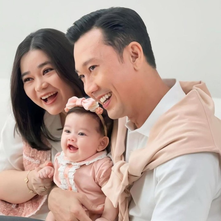 <p>Denny Sumargo menikah dengan Olivia Allan pada 21 November 2020. Setelah empat tahun membangun rumah tangga, pasangan ini telah dikaruniai seorang anak perempuan yang diberi nama Gabriella Allan Soemargo. Denny pun kompak membantu Olivia dalam mengasuh Gabriella, Bunda. (Foto: Instagram @sumargodenny)</p>