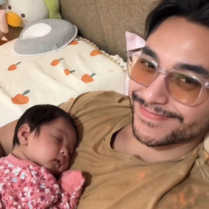 <p>Suami dari penyanyi dangdut Siti Badriah, Krisjiana Baharuddin juga turut ikut mengasuh anak keduanya, Xandraya Zevora Davanee Baharudin, Bunda. Tak hanya itu saja, ia juga sering memandikan dan menemani Si Kecil melakukan berbagai aktivitas, salah satunya <em>tummy time</em>. &ldquo;<em>Tummy time</em> bersama Daddy!!!&rdquo; tutur Krisjiana lewat Instagramnya. (Foto: Instagram @krisjianabah)</p>