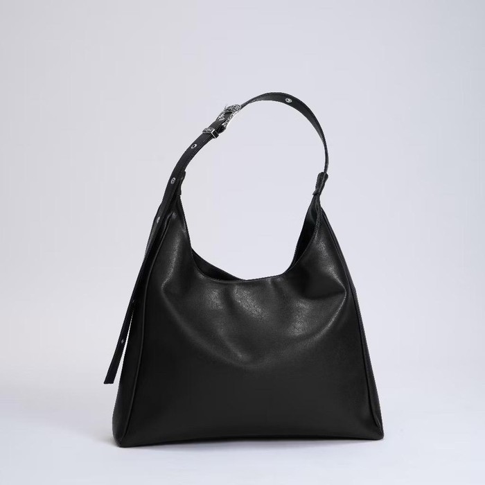 Tas ini memiliki ruang yang cukup spacey untuk menyimpan banyak barang, dan tentunya bisa memuat laptop fit to 15,6 inch. Selain itu, strap Anka bag dapat diatur panjangnya untuk disesuaikan sesuai kebutuhan kamu.