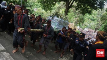 Posmrtni ostanki kralja Keratona Surakarta PB XIII prispeli v Imogiri, pogrebno procesijo spremljalo rahlo deževje