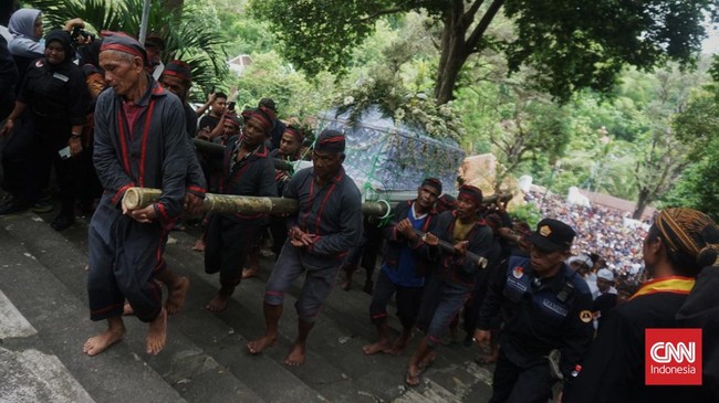 Jenazah Raja Keraton Surakarta, SISKS Pakubuwono (PB) XIII ditandu melalui ratusan anak tangga menuju tempat peristirahatan terakhirnya di Pajimatan Imogiri.