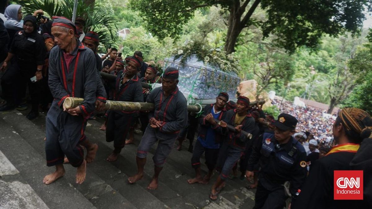 Atur Napas Penandu Jenazah PB XIII Lalui Ratusan Anak Tangga Imogiri