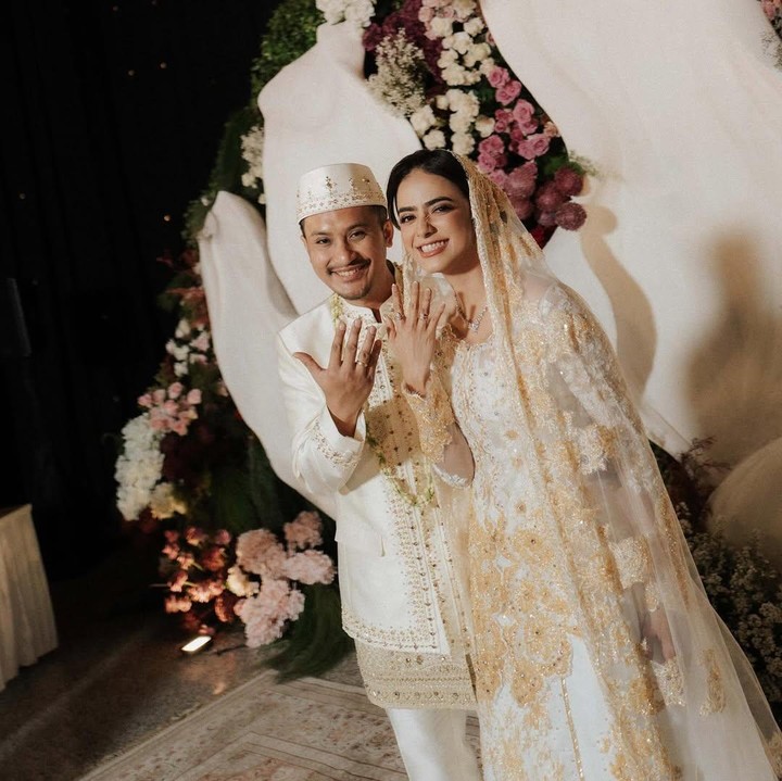 <p>Tentu saja <em>postingan</em> itu juga langsung dibanjiri ucapan selamat dan doa. <em>&ldquo;</em>Nuum&hellip;<em>Congratulations!</em> Semoga bahagia selalu,&rdquo; tulis Indra Herlambang. &ldquo;Kak Hanum congratssss barakallah semoga Allah senantiasa menaungi berkah &amp; keselamatan untuk Kak Hanum &amp; suamii aamiin,&rdquo; tulis akun <em>@sarahar****.</em> (Foto: Instagram @hanummm)</p>