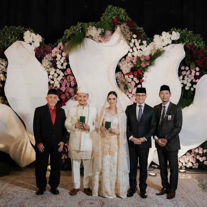 <p>Akad nikah yang diselenggarakan di Menara Mandiri Sudirman itu ternyata juga dihadiri tokoh publik, salah satunya adalah mantan Gubernur DKI Jakarta, Anies Baswedan, sebagai saksi.&nbsp;(Foto: Instagram @hanummm)</p>