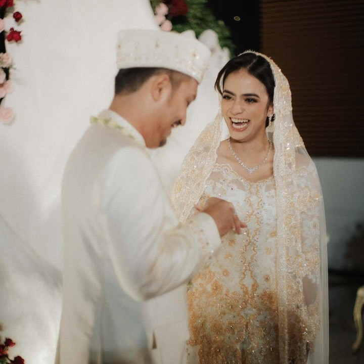 <p>Pada <em>postingan</em> itu, Hanum memperlihat beberapa potret saat melakukan prosesi akad nikah. Ia dan sang suami tampil menawan mengenakan balutan busana pengantin berwarna<em> broken white</em> dari Gugi Nugraha<em>.</em>&nbsp;Hanum terlihat cantik penuh pesona dengan gaya yang <em>flawless.</em>&nbsp;<em>&nbsp;</em>(Foto: Instagram @hanummm)</p>