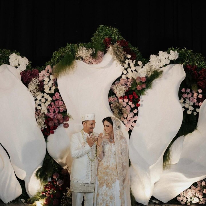 <p>Kebahagiaan tengah menyelimuti presenter sekaligus aktris Azizah Hanum. Ia baru saja mengabarkan bahwa telah resmi menikah dengan pria pujaan hatinya, yaitu Rifqi Fuad, pada Minggu (2/11/2025). (Foto: Instagram @hanummm)</p>