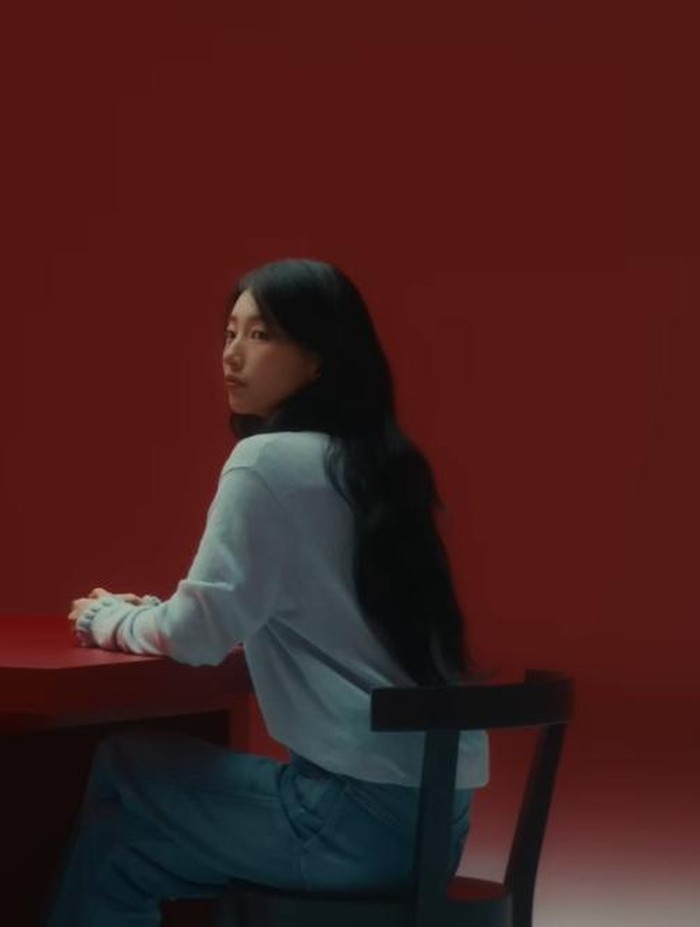 Lee Do Hyun dan Bae Suzy tampil bersama dalam video klip Stay milik grup Urban Zakapa yang dirilis pada Senin, (3/11/2025) lalu.